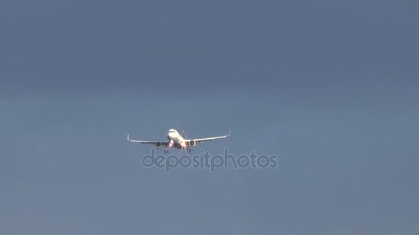 在强风中 一架飞机接近法兰克福机场西北方向的跑道 — 图库视频影像
