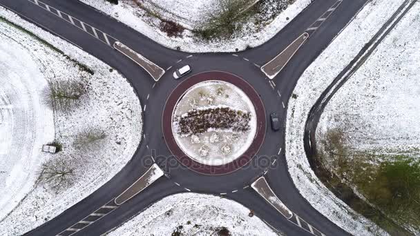 トラフィック サークル 冬の空撮での車 — ストック動画