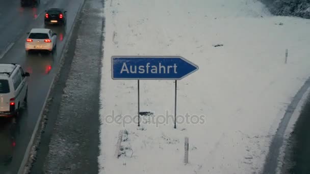 威斯巴登 2017年12月18日 密集的交通在德国高速公路 A66 在冬天在重的降雪以后 大看法 — 图库视频影像