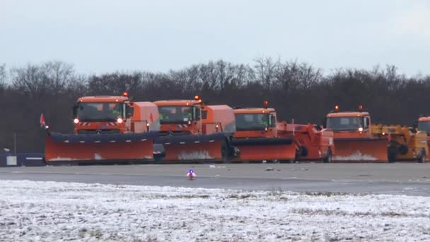 Frankfurt Duitsland December 2017 Sneeuwschuiver Vrachtwagens Frankfurt Airport Een Winterdag — Stockvideo