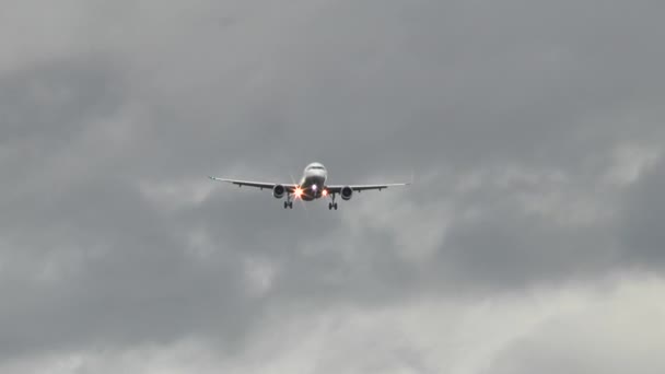 Avião Aproxima Pista Noroeste Aeroporto Frankfurt Alemanha Durante Ventos Fortes — Vídeo de Stock