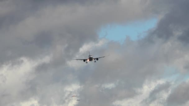 Egy Repülőgép Kifutópálya Északnyugati Részén Frankfurt Németország Megközelítések Során Erős — Stock videók