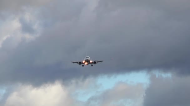 Avión Acerca Pista Noroeste Del Aeropuerto Frankfurt Alemania Durante Los — Vídeo de stock