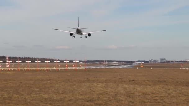 Landeflugzeug Auf Landebahn Nordwest Des Frankfurter Flughafens — Stockvideo