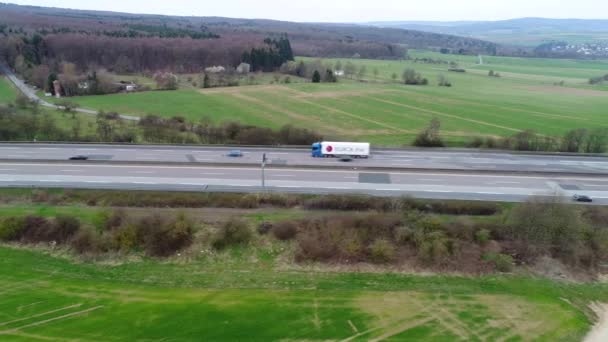 Luchtfoto Van Snelweg Landbouwareaal Tracking Shot Natuurlijke Verlichting — Stockvideo