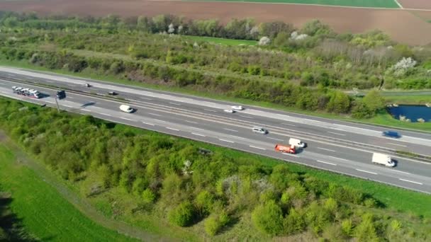 Weiblich 2018年4月17日 德国高速公路 附近的密集的交通 Wiesbadener Kreuz 鸟瞰图 — 图库视频影像