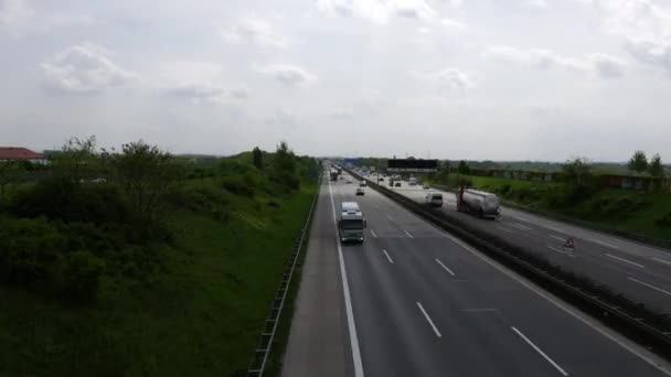 Dichter Verkehr Auf Deutschen Autobahnen Aus Der Vogelperspektive — Stockvideo