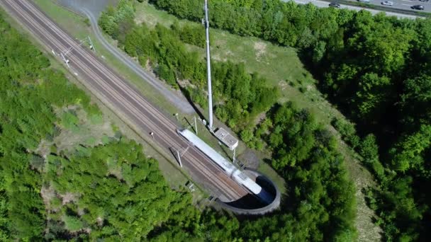 Ingang Van Een Snelle Trein Tunnel Luchtfoto Van Bovenaf Tracking — Stockvideo