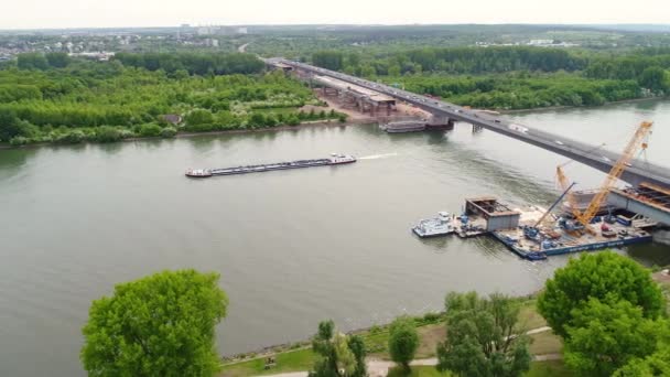 Luftaufnahme Großbaustelle Und Schiffe Auf Dem Rhein Schiersteiner Brücke A643 — Stockvideo