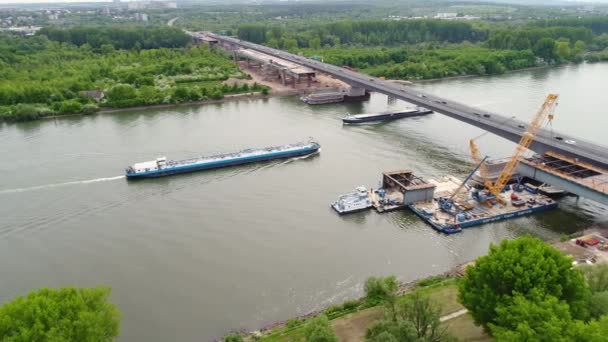 Vista Aérea Grandes Obras Construcción Puentes Barcos Río Rin Schiersteiner — Vídeos de Stock
