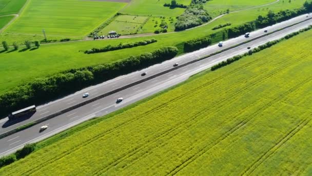 Verkehr Auf Der Autobahn Luftaufnahme Kamerafahrt — Stockvideo