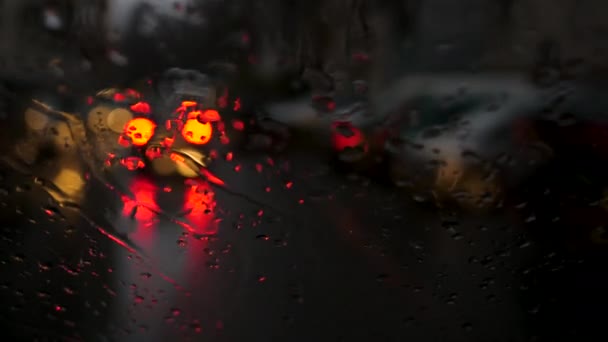 Köra Gata Titta Defocused Trafikljus Och Bilar Genom Våt Vindruta — Stockvideo