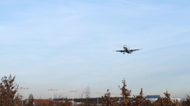 フランクフルト国際空港の滑走路北西部における飛行機の着陸進入 — ストック動画