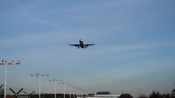 フランクフルト国際空港の滑走路北西部における飛行機の着陸進入 — ストック動画
