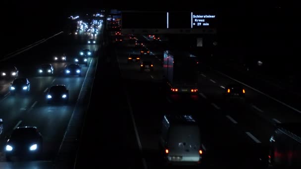 Gęsty Ruch Niemieckiej Autostradzie Nocy Widok Pod Wysokim Kątem — Wideo stockowe