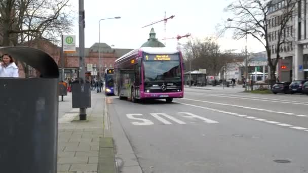 威斯巴登 2020年2月14日 位于威斯巴登市中心的公交车站和公用设施Eswe Verkehr 一些乘客 骑自行车的人和过路人在后面 — 图库视频影像