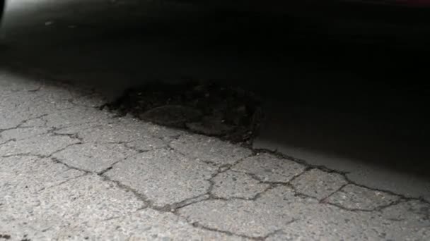 Pothole Rua Passando Carros Caminhões — Vídeo de Stock