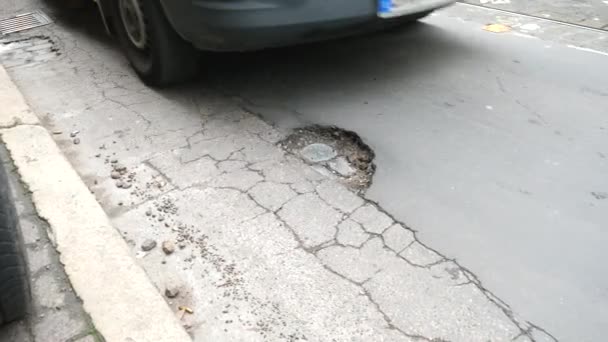 Pothole Rua Passando Carros Caminhões — Vídeo de Stock
