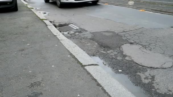 Pothole Rua Passando Carros Caminhões — Vídeo de Stock