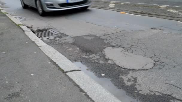 Jättegryta Gatan Passerar Bilar Och Lastbilar — Stockvideo