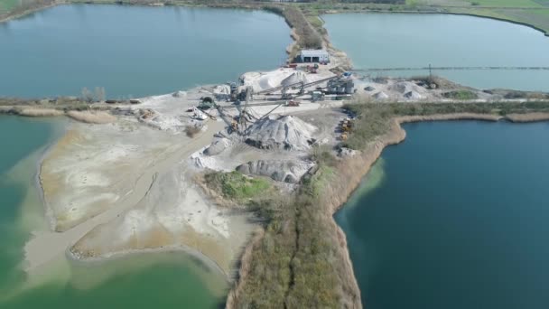 Zand Grindgroeve Aan Het Meer Zware Industrie Bouwmachines Bovenaanzicht — Stockvideo