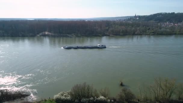 春天里在一条大河上的工业船 — 图库视频影像