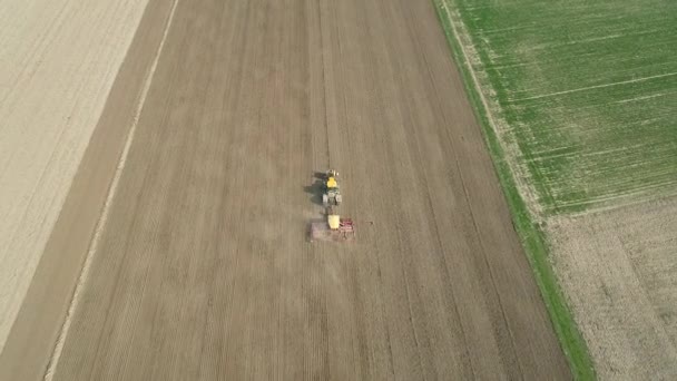 Luftaufnahme Der Landwirtschaftlichen Fläche Landwirtschaft Und Eggen Traktor — Stockvideo