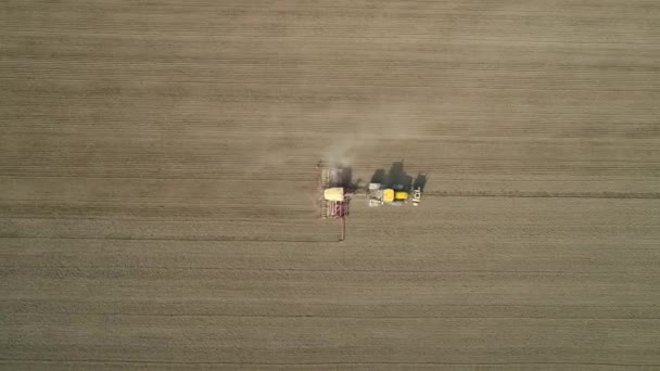 Letecký pohled na zemědělskou plochu - zemědělská a dráždivá, traktor - Stock záběr