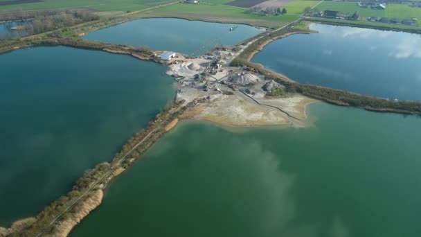 Zand Grindgroeve Aan Het Meer Zware Industrie Bouwmachines Bovenaanzicht — Stockvideo