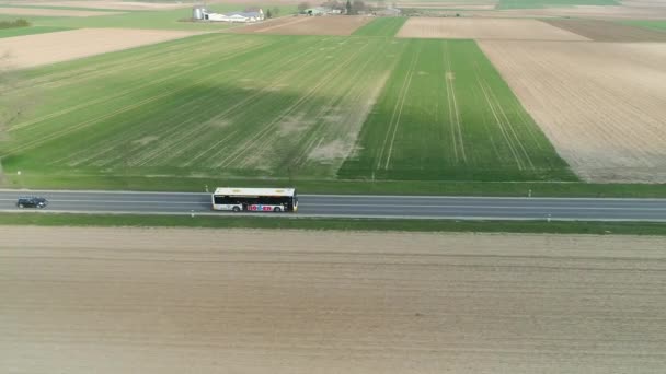 Vehículo Servicio Público Alemán Conduciendo Por Una Carretera Campo Vista — Vídeos de Stock