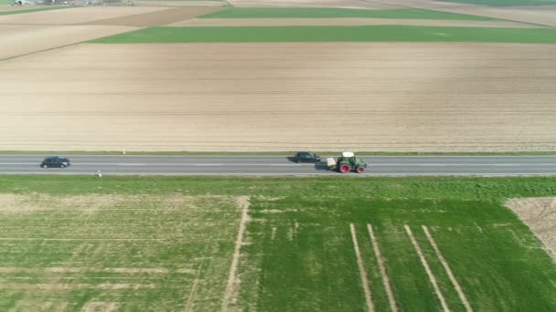田舎道を走るトラクター 航空ビュー — ストック動画