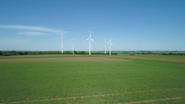 Windturbines Landbouwareaal Uitzicht Lucht Drone Beelden — Stockvideo