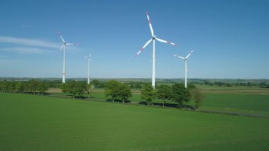 Rüzgar türbinleri - tarımsal alan, hava manzarası. İnsansız hava aracı görüntüleri