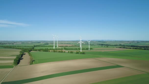 风力涡轮机 农业区 航空视图 无人机画面 — 图库视频影像