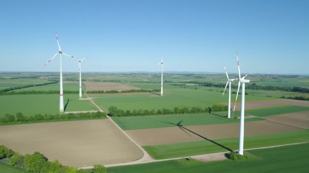 Windräder Landwirtschaftliche Fläche Luftaufnahme Drohnenaufnahmen — Stockvideo