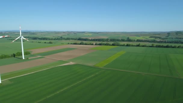 Windräder Landwirtschaftliche Fläche Luftaufnahme Drohnenaufnahmen — Stockvideo