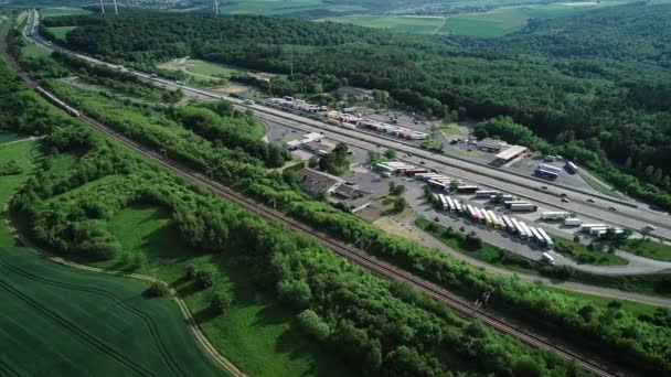 Autopista Alemana Área Descanso Vía Férrea Tren Alta Velocidad Vista — Vídeo de stock