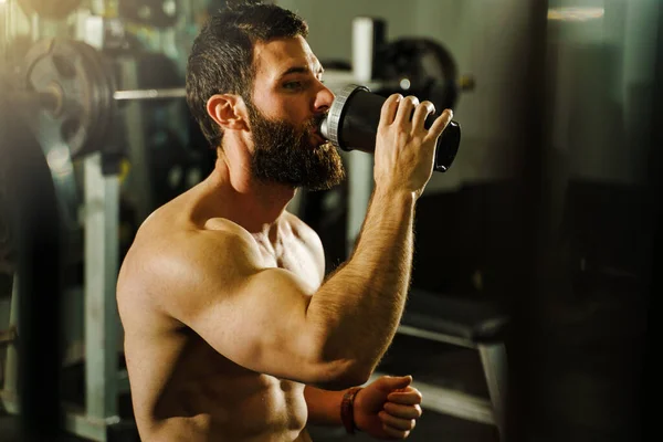 Portrett Unge Muskuløse Menn Uten Skjorte Som Sitter Mørk Gymsal – stockfoto