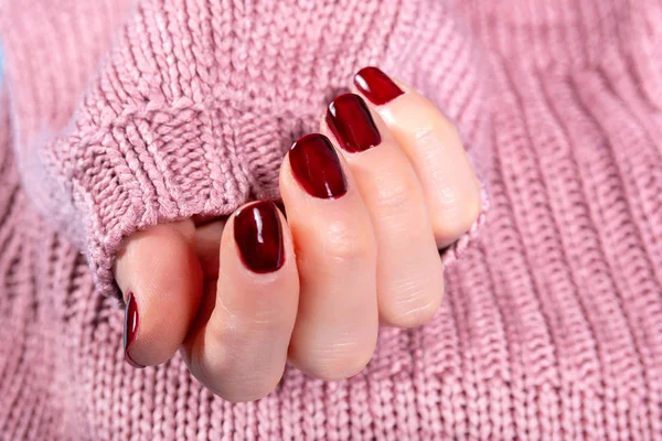 Mão Menina Com Unhas Castanhas Polonês Fundo Camisola Rosa Mulher — Fotografia de Stock