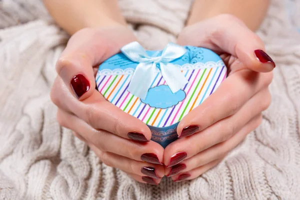 Manos Niña Sosteniendo Una Caja Regalo Azul Forma Corazón Con —  Fotos de Stock