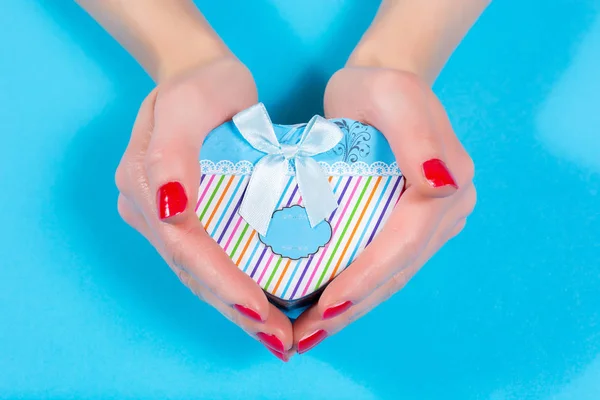 Mujer Mano Sosteniendo Caja Regalo Forma Corazón Aislado Sobre Fondo —  Fotos de Stock