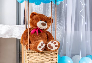 Balon sepetinde büyük oyuncak ayı. Çocuklar kapalı bir sepette otururken oyuncak ayı gibi kızarır. Çocukların doğum günü partisi dekorasyonu. Tasarım veya metin için boşluk kopyala