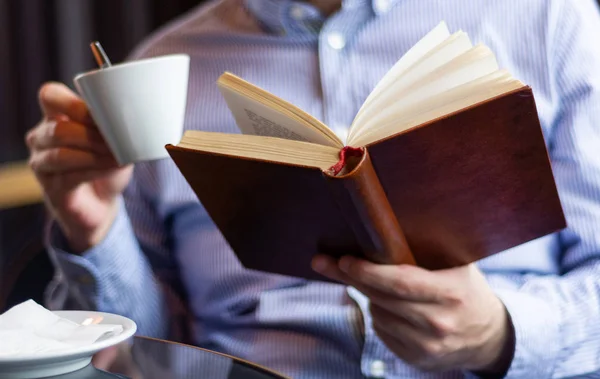 Мужские Руки Книгой Кофе Столе Ресторане Чтение Книги Мужчина Носит — стоковое фото