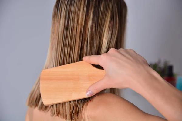 Hermosa Mujer Con Peine Cepillándose Cabello Mojado Rubio Después Ducharse —  Fotos de Stock