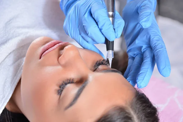 Permanent Makeup Eyeliner Procedure Applying Beautiful Young Girl Beauty Studio — Stock Photo, Image
