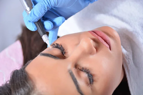 Cosmetologist Aplicando Composição Permanente Olhos Bela Menina Estúdio Beleza Tatuagem — Fotografia de Stock