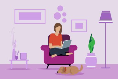 Evdeki koltukta oturan ve mor bir oturma odasında dizüstü bilgisayarla çalışan bir kız. Köpek yerde bir kızın yanında uyuyor. Evde kalıp karantina altına alma fikri. Düz vektör illüstrasyonu