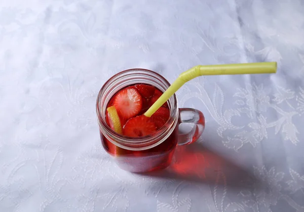 Erdbeer Smoothie Scheiben Geschnitten Und Eine Zitronenscheibe Einem Glas Und — Stockfoto