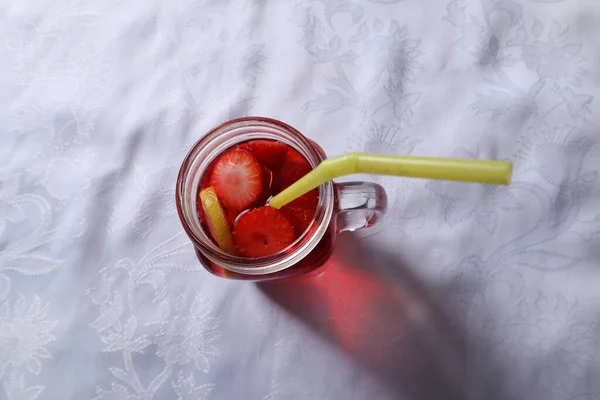 Erdbeer Smoothie Scheiben Geschnitten Und Eine Zitronenscheibe Einem Glas Mit — Stockfoto