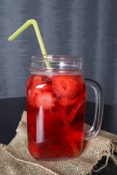 Erdbeer Smoothie Drink Einem Glas Mit Trinkröhre Auf Dem Heimischen — Stockfoto